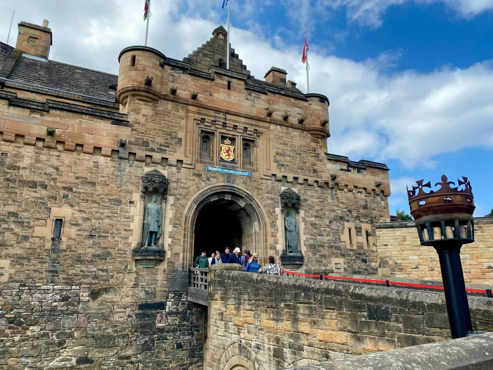 La porta del castello con le bandiere al vento