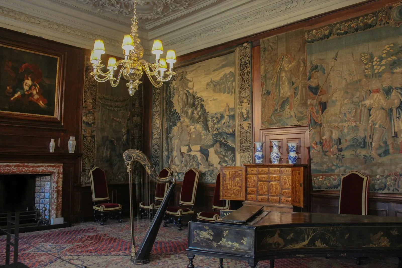 Portretten en een kroonluchter in een van de paleiszalen